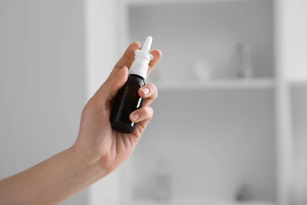 Mulher Segurando Frasco Spray Nasal Dentro Casa Close Espaço Para — Fotografia de Stock