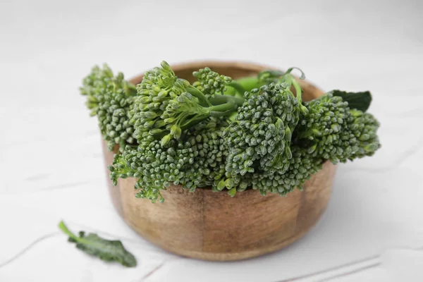 Schüssel Mit Frischem Rohen Brokkoli Auf Weißem Tisch Nahaufnahme Gesunde — Stockfoto
