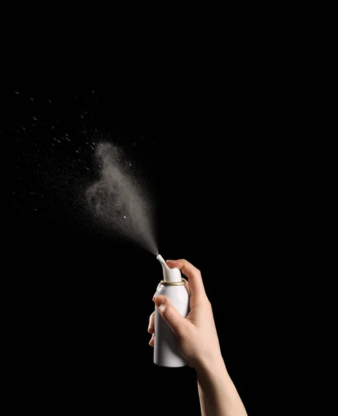 Zatkanie Błony Śluzowej Nosa Kobieta Spryskiwanie Lekarstwo Butelki Czarnym Tle — Zdjęcie stockowe