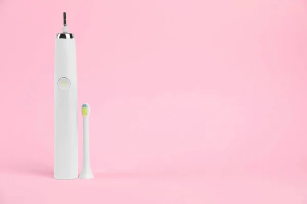 Escova Dentes Elétrica Fundo Rosa Espaço Para Texto — Fotografia de Stock