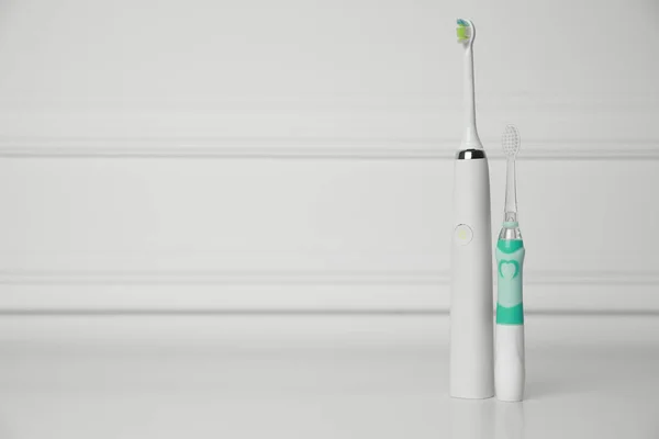 Escovas Dentes Elétricas Fundo Branco Espaço Para Texto — Fotografia de Stock