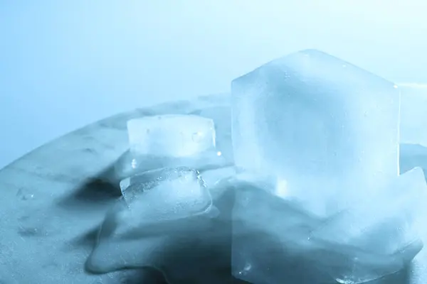 Kristallklare Eiswürfel Auf Marmorplatte Farbton Effekt — Stockfoto