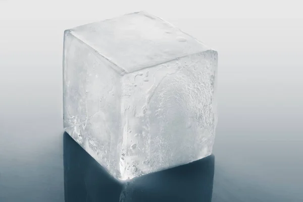 Cubo Ghiaccio Cristallino Sfondo Grigio Chiaro — Foto Stock