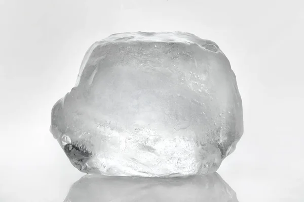 Bir Kristal Berrak Buz Küpü Beyaza Izole Edilmiş — Stok fotoğraf