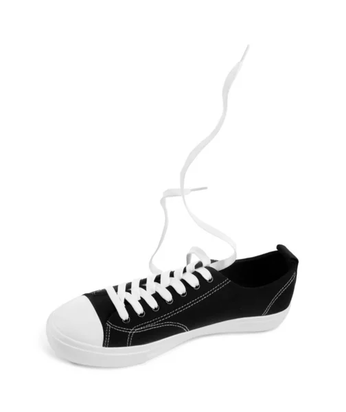 一只被白色隔离的黑色经典老式学校运动鞋 — 图库照片