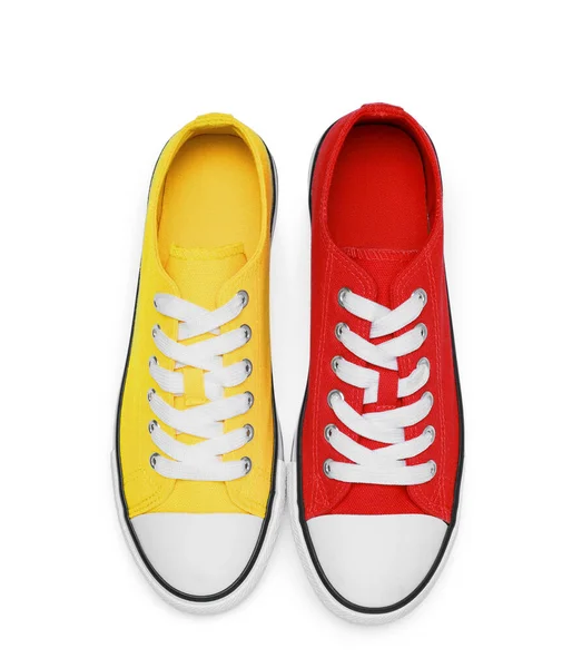 Κίτρινα Και Κόκκινα Κλασικά Παλιά Αθλητικά Παπούτσια Που Απομονώνονται Λευκό — Φωτογραφία Αρχείου