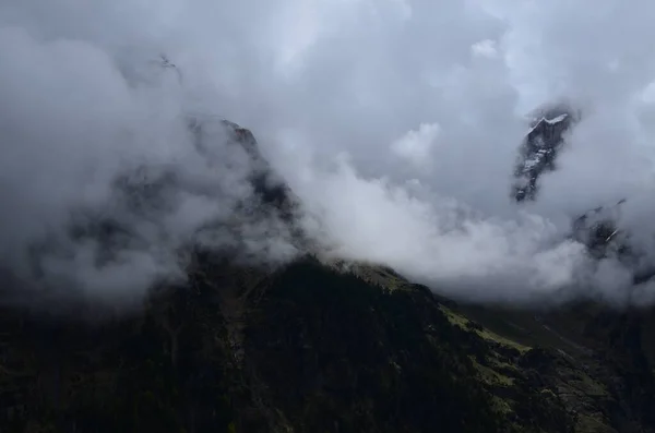 Vista Pitoresca Montanhas Cobertas Nevoeiro — Fotografia de Stock