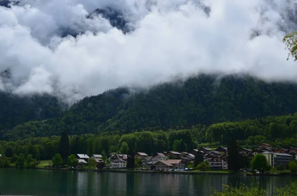 Dağların Yakınındaki Göl Kıyısındaki Güzel Köyün Resimli Görüntüsü — Stok fotoğraf