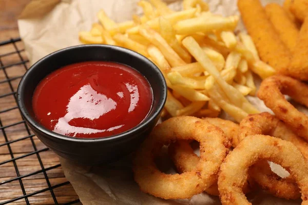 Smaklig Ketchup Med Snacks Träbord Närbild — Stockfoto