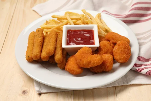 Bord Met Lekkere Ketchup Frietjes Kipnuggets Kaasstokjes Houten Tafel Close — Stockfoto