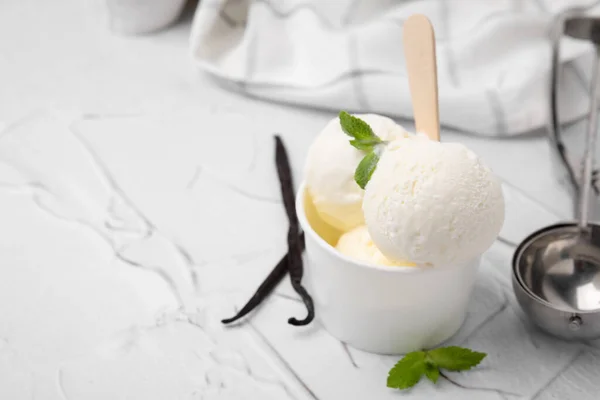 白の質感のテーブルの上にミントとバニラポッドとおいしいアイスクリーム クローズアップ テキストのスペース — ストック写真