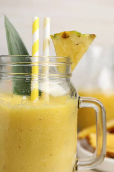 Chutné Ananasové Smoothie Rozmazaném Pozadí Detailní Záběr — Stock fotografie