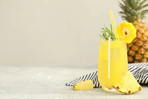 Savoureux Cocktail Ananas Romarin Aux Fruits Tranchés Sur Une Table — Photo