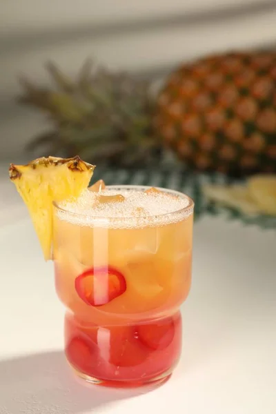 Würziger Ananas Cocktail Mit Chili Und Eiswürfeln Auf Weißem Tisch — Stockfoto