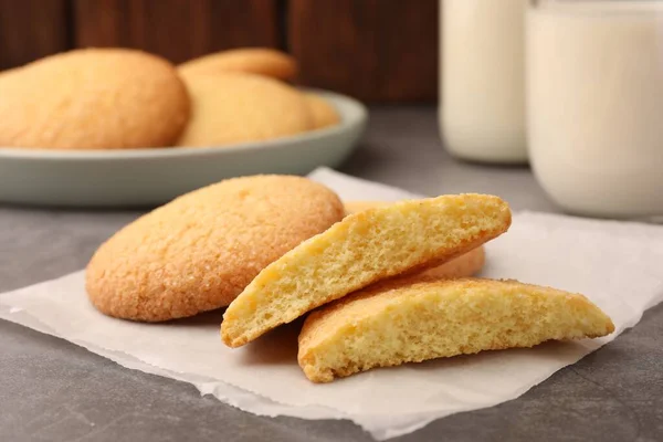 Deliciosos Biscoitos Manteiga Dinamarquesa Mesa Cinza Close — Fotografia de Stock
