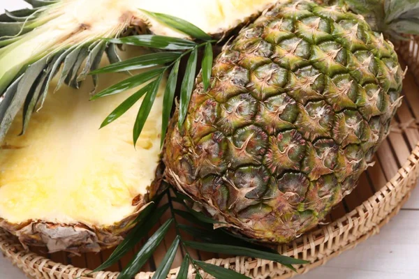 Całe Cięte Dojrzałe Ananasy Białym Drewnianym Stole — Zdjęcie stockowe