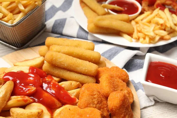 Olika Snacks Serveras Med Välsmakande Ketchup Bordet Närbild — Stockfoto