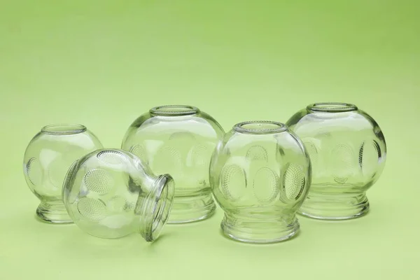 浅绿色背景的玻璃杯 Cupping疗法 — 图库照片