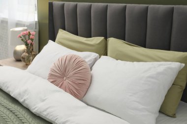 Yastıklı rahat bir yatak ve şık bir odada yorgan. İç tasarım