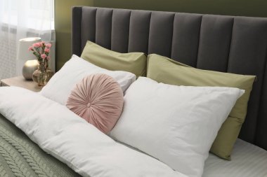 Yastıklı rahat bir yatak ve şık bir odada yorgan. İç tasarım