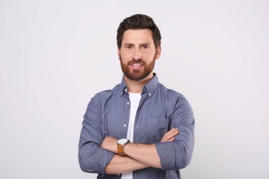 Beyaz arka planda yakışıklı bir adamın portresi.