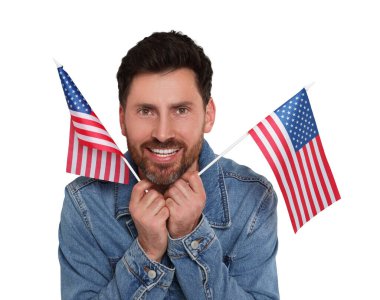 4 Temmuz - Amerika 'nın Bağımsızlık Günü. Mutlu adam beyaz arka planda ABD bayraklarını tutuyor.