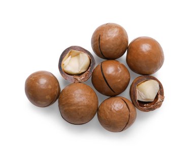 Lezzetli organik Macadamia fındıkları beyaza izole edilmiş.