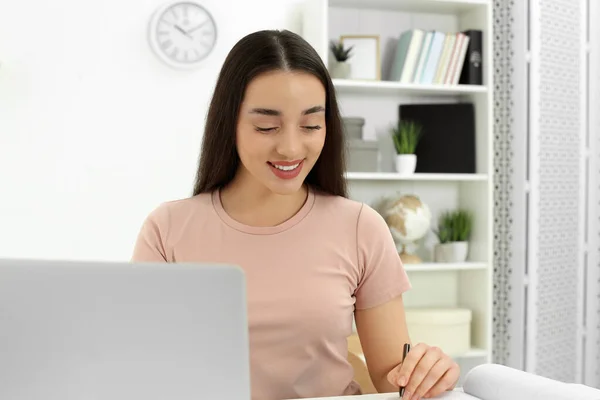 家庭工作场所在房间里用笔记本电脑工作的快乐女人 — 图库照片