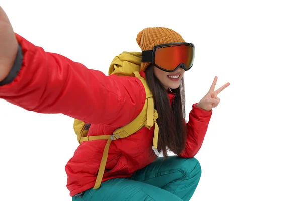 笑顔女性でスキーゴーグル取ります自己愛とショーピースサインオンホワイト背景 — ストック写真