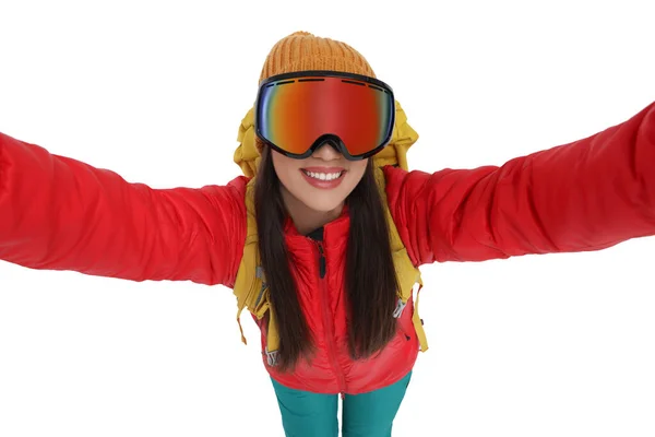 Kar Gözlüklü Gülümseyen Kadın Beyaz Arka Planda Selfie Çekiyor — Stok fotoğraf