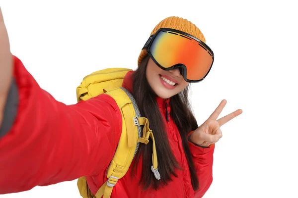 Glimlachende Vrouw Skibril Nemen Selfie Tonen Vrede Teken Witte Achtergrond — Stockfoto