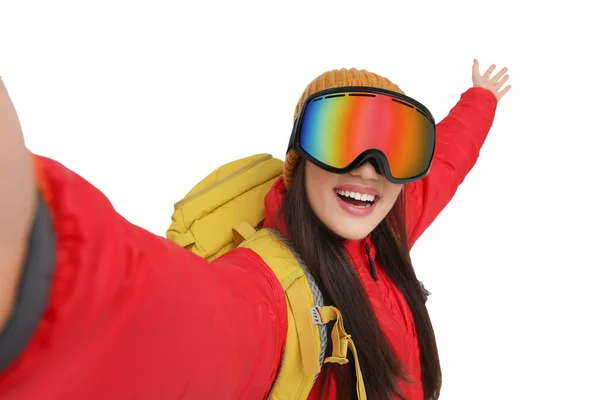 Mujer Sonriente Gafas Esquí Tomando Selfie Sobre Fondo Blanco — Foto de Stock