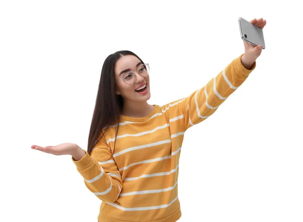 Mujer Joven Sonriente Tomando Selfie Con Teléfono Inteligente Sobre Fondo — Foto de Stock