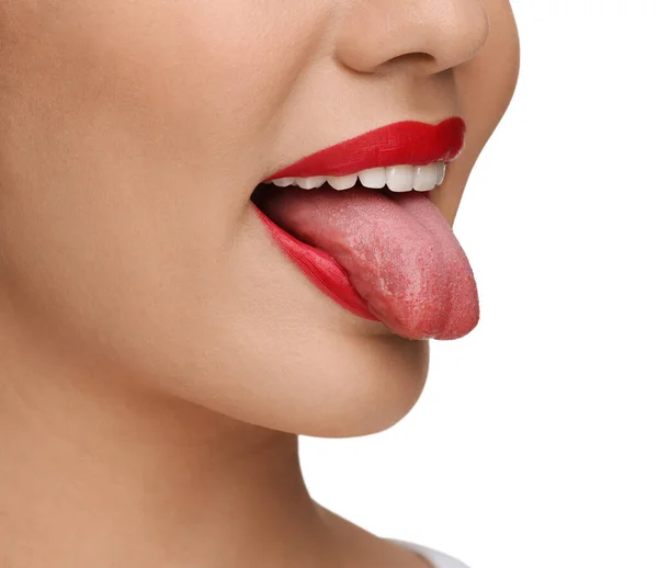 Frau Zeigt Ihre Zunge Auf Weißem Hintergrund Nahaufnahme — Stockfoto