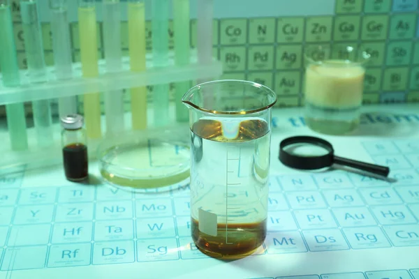 Beaker Com Equipamentos Líquidos Laboratoriais Tabela Periódica Elementos Químicos Luz — Fotografia de Stock