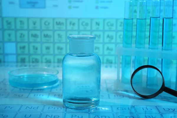 Laboratóriumi Üvegedények Petri Csészék Nagyító Elemek Periódusos Tábláján Közelkép Színtónus — Stock Fotó