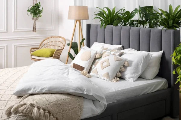 卧室里有舒适的大床 灯和漂亮的室内植物 室内设计 — 图库照片