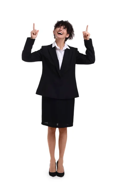 Schöne Glückliche Geschäftsfrau Zeigt Auf Etwas Auf Weißem Hintergrund — Stockfoto