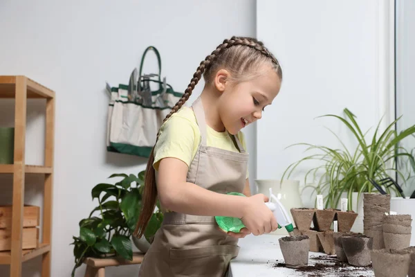 Kislány Vizet Permetez Zöldségmagokra Tőzegedényekkel Ablakpárkányon — Stock Fotó