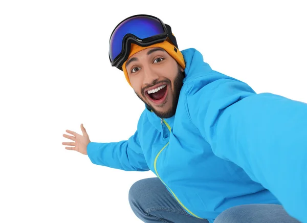 Leende Ung Man Med Ski Goggles Tar Selfie Vit Bakgrund — Stockfoto