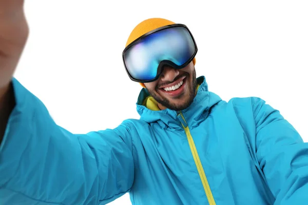 Leende Ung Man Skidglasögon Tar Selfie Vit Bakgrund — Stockfoto