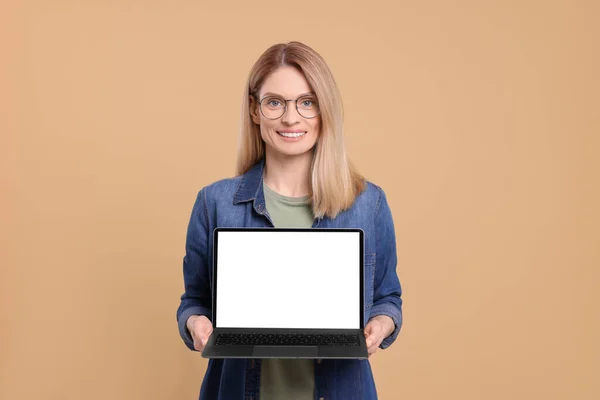 Donna Felice Mostrando Laptop Sfondo Beige — Foto Stock