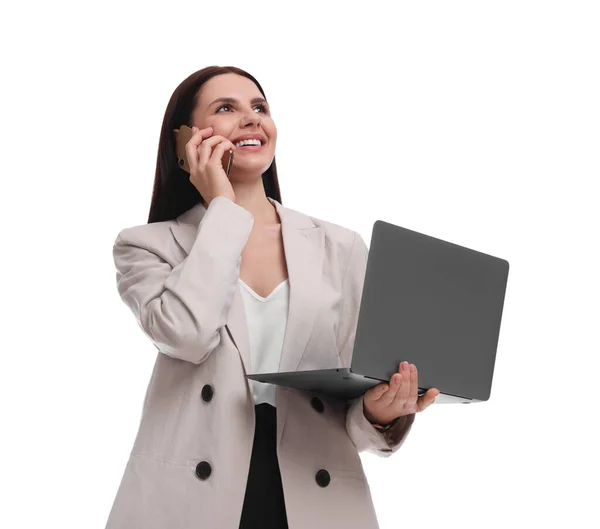 漂亮的女商人 穿着手提电脑 在智能手机上与白色背景 低视角的人交谈 — 图库照片