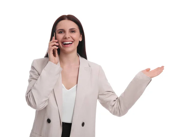 Schöne Geschäftsfrau Anzug Spricht Auf Smartphone Vor Weißem Hintergrund — Stockfoto