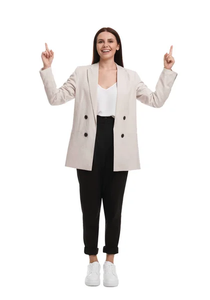Krásná Podnikatelka Obleku Ukazuje Něco Bílém Pozadí — Stock fotografie