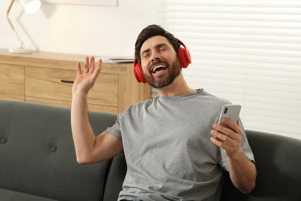 Homem Feliz Ouvindo Música Com Fones Ouvido Sofá Dentro Casa — Fotografia de Stock