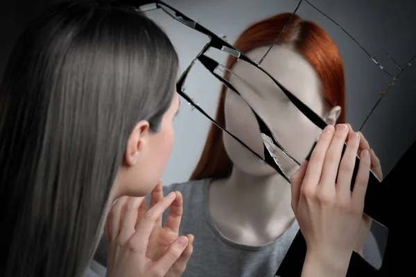 Sofre Alucinações Mulher Vendo Seu Reflexo Sem Rosto Espelho Quebrado — Fotografia de Stock