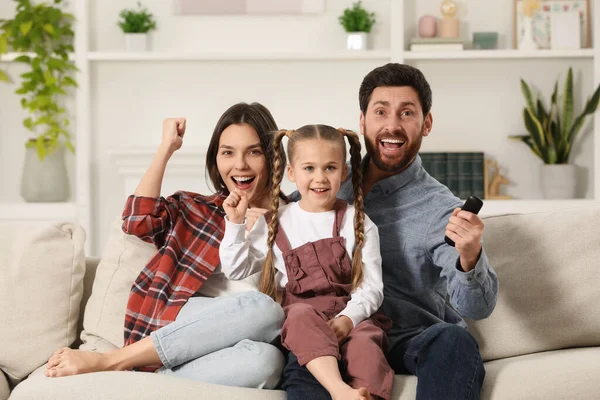 Šťastná Rodina Dívá Televizi Doma Gauči — Stock fotografie