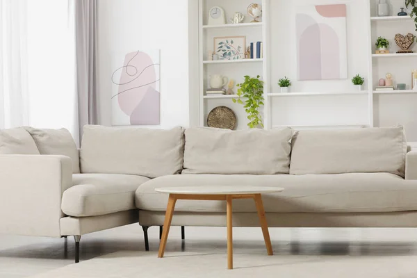 Stilvolles Wohnzimmer Mit Gemütlichem Sofa Und Beistelltisch — Stockfoto
