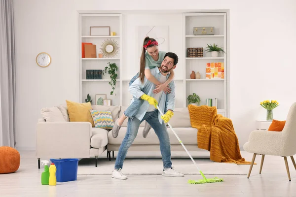 Spring Cleaning Couple Having Fun While Tidying Living Room — Stock Photo, Image